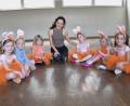 Bild: ubb
Aliia Pushilina möchte mit Frühförderung die Kinder ans professionelle Tanzen heranführen. Johanna, Emilia, Alma, Emma, Lea und Emma (von links) finden den Tanzunterricht in der Gruppe super. Auch, weil Tanzen bei Aliia spielerisch gelernt wird.