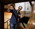 Bild: Graf, Jakob
Brauer Reinhard Fütterer überprüft die Flüssigkeitsmenge im Sudkessel.