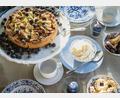 Bild: Christin Klose/dpa
Mix & Match: Die Kaffeetafel besteht aus einem Service alter Stücke mit Zwiebelmuster, dazu werden neue einfarbig blaue und weiße Stücke kombiniert.