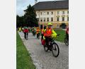 Bild: hzi
Die Gruppe bei der Einfahrt der Wallfahrergruppe auf dem Kapellplatz, regenfest gekleidet.