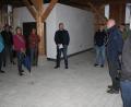 Bild: mnt
Im Anschluss an die Dorferneuerungsversammlung begutachteten Vorstandschaft und Interessierte die Baumaßnahmen am neuen Dorfplatz in Thanstein.