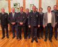 Bild: Martina Beierl/exb
Oswald Pilhofer (vorne) und Robert Luber (Dritter von links) sind seit 40 Jahren bei der Feuerwehr Weigendorf aktiv. Dafür erhielten sie nun das Ehrenzeichen in Gold, zu dem Landrat Richard Reisinger (Zweiter von links), Bürgermeister Reiner Pickel (Zweiter von rechts) und die Feuerwehr-Führungskräfte gratulierten.