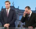 Bild: Peter Kneffel/dpa
Markus Söder (CSU, l), Ministerpräsident von Bayern, steht neben Hubert Aiwanger, damaliger Spitzenkandidat und Partei-Chef der Freien Wähler in Bayern.
