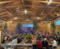 Bild: oe
Großer Andrang herrscht beim Viehberger Dorffest an den Abenden. In der Niebler Halle müssen zusätzlich Tische aufgestellt werden.