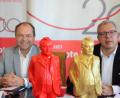 Bild: Kunz
Vorstandsvorsitzender Hans-Jörg Schön (links) und Vorstandsmitglied Jens Michael Heine präsentieren die beiden Figuren "Unser Max" des Konzeptkünstlers Ottmar Hörl.