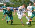 Archivbild: Gebert
Große Freude beim SV Mitterteich: Nach einem Jahr Verletzungspause steht Thomas Wildenauer (Zweiter von links) am Samstag gegen den TSV Nürnberg-Buch erstmals wieder im Kader. Auch Torjäger Marco Kießling (rechts) ist aus dem Urlaub zurück.