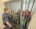 Bild: Hans Walter/exb
Hinter Gittern: Wie sich das anfühlt, konnten die Kinder bei einem Besuch der Polizeiinspektion Kemnath erleben. Organisiert hatte das Ferienprogramm die CSU Kastl.