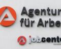 Symbolbild: Hendrik Schmidt/dpa-Zentralbild/dpa
Ein Mann wollte in Hof mit einem Teleskopschlagstock ins Jobcenter.