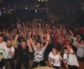 Bild: sne
Gehört natürlich dazu: Ein Bild von Band und Publikum. Organisator Tom Kreuzer (vorne, Dritter von rechts) freute sich über die Stimmung.