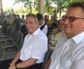 Bild: Josef Klier
Bürgermeister Norbert Eckl (links) und Stellvertreter Adolf Hammer sind Ehrengäste beim Stadtfest am Kulturzentrum in Nagymányok.