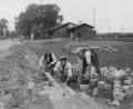 Bild: Archiv Werner Robl
1933 begann man mit dem Ausbau und der Neugestaltung der Bahnhofzufuhrstraße in Wiesau. Im Zuge der Maßnahme entstand seinerzeit auch ein abgrenzender Bürgersteig.