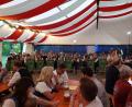 Bild: jua
Nach dem Einzug der Vereine ins Festzelt unterhält die Musikkapelle Schwarzenfeld die Besucher.