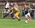 Archivbild: Gebert
Der SV Mitterteich und der TSV Nürnberg-Buch trennten sich am Samstag 0:0. Marco Kießling (rechts, Szene aus der Partie gegen die SpVgg Bayreuth II) vergab in der zweiten Halbzeit eine gute Chance.