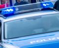 Symbolbild: Jens Büttner/dpa
Ein Streifenwagen der Polizei ist mit Blaulicht im Einsatz.