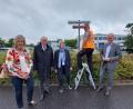 Bild: jua
Bauhofleiter Rudi Scharf montiert das neue Schild für die Ernst-Hanauer-Straße an. Mit im Bild (von links) Zweite Bürgermeisterin Irene Ehemann, Ernst Hanauer, dessen Gattin und Thomas Hanauer.
