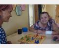Bild: bl
Mechthilde Klar, hier mit Mitarbeiterin Peggy Kulik (links) freut sich über einen Sieg bei Mensch-ärgere-dich-nicht-Spielen, über ihr Mitbestimmungsrecht im Jägerhof und auf ein eigenes Zimmer.