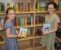 Bild: jr
Die achtjährige Miriam (links) und die elfjährige Theresa suchen sich spannende Bücher in der Kinder- und Jugendecke der Pfarrbücherei aus. Insgesamt 150 Leserinnen und Leser aller Altersschichten nutzen das Angebot der Einrichtung.
