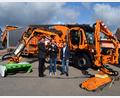 Bild: bnr
Landrat Thomas Ebeling (links) und der Leiter der Tiefbauverwaltung des Landkreises Schwandorf, Paul Witt, (rechts) übergaben den neuen Unimog U 530 mit Mähgutanhänger und Grünpflegekopf an Peter Forster (Mitte) vom Kreisbauhof.