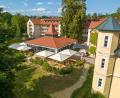 Bild: Landschloss Ernestgrün/exb
Die Orangerie (Mitte) im Bereich zwischen dem historischen Schloss (rechts) und den neueren Bauten des Hotels ist inzwischen mehr in die Gastronomie eingebunden und soll nicht nur Hotelgästen vorbehalten sein.