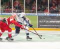 Bild: Kaminsky
Vladislav Filin (rechts) schießt zum 2:0 für die Blue Devils ein. Die Weidener gewannen am Sonntag das Vorbereitungsspiel beim EC Bad Nauheim mit 6:3.