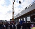 Bild: mde
Der Neubau des Feuerwehrgerätehauses in Kemnath - hinter den beiden Bestandsgebäuden - schreitet voran. Jüngst wurde das Richtfest abgehalten. Doch bis die Feuerwehr umzieht, dauert es noch.