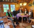 Bild: fvo
Ludwig Geitner, Pfarrer Norbert Götz, Bürgermeister Josef Beimler, Sieglinde Ertl und Anneliese Geitner (von links).