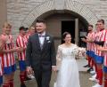 Bild: kro
Freudestrahlend verlassen Franziska Dollak und Leon Prokesch die Fronfeste, die Fußballer des ATSV Tirschenreuth stehen Spalier.
