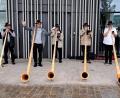 Bild: Markus Werner/exb
Eine kleine Gruppe der Großkonreuther Alphornbläser spielte kürzlich vor dem Haus der Bayrischen Geschichte in Regensburg.