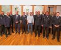 Bild: Martina Beierl/exb
Die Jubilare der Feuerwehren Holnstein/Mittelreinbach und Röckenricht bringen es zusammen auf 230 Jahre im Ehrenamt. Dazu gratulieren Kommunalpolitiker und Feuerwehr-Führungskräfte.