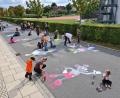 Bild: sne
Beim Bemalen des Alten Wegs haben die Kinder, wie hier 2021, eine Riesenfreude.