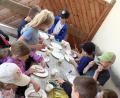 Bild: Kinderschutzbund/exb
Zum Abschluss stärkten sich die Kinder bei einer Brotzeit.