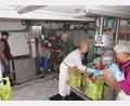 Bild: bkr
Alle Hände voll zu tun hatte das vierköpfige Team des Obst- und Gartenbauvereins. Es nahm am vergangenen Freitagnachmittag die Anlage in Betrieb. Im Vordergrund wird der Saft in Fünf-Liter-Bags abgefüllt. Die Äpfel haben zuvor den Pressvorgang (im Hintergrund) durchlaufen. Im Bild von links: Manfred Frauenholz, Ehrenvorsitzender Wilhelm König, Ilse Braun und Luise Zimmerer an der Abfüllanlage.