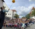 Bild: aub
Sepp Schabernack lässt nicht nur für die kleinen und großen Zuschauer die Sonne steigen, er hat auch seit dem ersten "Mini-Bürger-Fest" ein Herz für diese ganz besondere Veranstaltung.