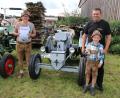 Bild: sne
Hubert Schedl und Enkel wurden für ihren Fendt F18 von 1938 für das älteste Fahrzeug am Oldtimertreffen geehrt.