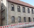 Bild: fla
Der Bereich vor dem Anwesen Marktplatz 4 ist abgesperrt. Es besteht die Gefahr, dass weitere Teile des Dachs herabstürzen.
