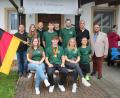 Bild: bjp
Nach 17 Jahren haben die Kastler Stammschützen mit Fabian Plannerer (sitzend Zweiter von links) wieder einen Goldmedaillen- und Meistertitelträger auf Bundesebene vorzuweisen. Ihm und seinen erfolgreichen Sportfreunden gratulierten Bürgermeister Johann Walter, Vereinsvorsitzender Wolfgang Raps und Sportleiter Lukas Haberkorn (stehend Erster, Zweiter und Sechster von rechts).
