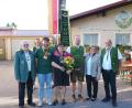 Bild: nib
Gruppenbild beim Empfang: (von links, erste Reihe) Gauschützenmeister Johann Dirrigl, Julian Kemptner, Schützenmeisterin Gisela Zerbian, zweiter Schützenmeister Tobias Dirrigl, Herta Zeiler, dritter Schützenmeister Erwin Zerbian; (zweite Reihe) Markus Raab und Johannes Dirrigl (Fahnenabordnung).