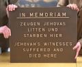 Bild: Gabi Schönberger
Diese Gedenktafel wird am 22. April 2023 enthüllt. Sie erinnert daran, dass im Konzentrationslager Flossenbürg rund 70 Zeugen Jehovas gequält wurden. 12 überlebten die Haft nicht.
