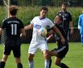 Bild: Dagmar Nachtigall
Die Schirmitzer bekamen Ralph Egeter (Mitte) kaum in den Griff. In dieser Szene beißen sich die SpVgg-Akteure Jonas Ruhland (links) und Nicolas Rast die Zähne am Spielertrainer des TuS Schnaittenbach aus.