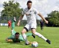 Bild: Hubert Ziegler
Alexander Grill (rechts) vom SV Kemnath am Buchberg umspielt in dieser Szene Torhüter Sebastian Reger (links am Boden) von der SpVgg Pfreimd und erzielt das 1:0 für seine Mannschaft.