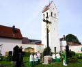 Bild: tra
Pfarrer P. Slawomir Niemczewski segnet das renovierte Kreuz im alten Friedhof St. Stephan in Ensdorf.