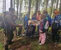 Bild: exb/Regins Schedl
Mit Interesse betrachteten die Kinder das von Andreas Greiner mitgebrahte Wildschweinfell.
