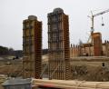 Bild: szl
Bei der Brücke über den Liebensteiner Speicher werden momentan die Widerlager neu gebaut. Auch die Verschalungen für die ersten Doppelpfeiler sind schon ausbetoniert.