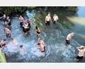 Bild: bjo
Das Kirwabärtreiben endet bei heißen Temperaturen mit einem Bad in der Vils.