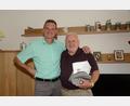 Bild: bey
Bürgermeister Ernst Schicketanz gratuliert dem ehemaligen Mitarbeiter der Gemeinde Altenstadt, Günther Arnold, herzlich zum 80. Geburtstag.