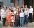 Bild: ct
Die Schüler des Einschulungsjahrgangs 1963 kommen in Schlicht zu einem Klassentreffen zusammen (vorn, von links: Monika Härtl, Herta Grollmisch, Hildegard Lehner und Werner Härtl; zweite Reihe (von links): Martina Weiß, Sieglinde Schertl, Maria Stiegler, Michael Weich und Richard Ringer; dritte Reihe (von links): Rosi Müller, Maria Lottner, Veronika Weiß, Marga Meier, Christine Bühler, Margit Hoffmann, Georg Dotzler und Werner Prechtl; ganz hinten (von links: Benedikt Hammer, Hubert Merkl, Albert Wild, Johann Bauer und Emil Heindl.