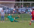 Bild: Günter Uschold
Der Schwarzhofener Keeper Bastian Schreier hält den Elfmeter von Julian Kiener (Nummer 12).