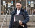 Archivbild: Gabi Schönberger
Rouven Colbatz vor dem Gerichtsgebäude in Weiden. Der Strafverteidiger bereitet sich aktuell auf den Mammut-Prozess in Weiden vor.