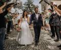 Bild: Miriam Wild Photography/exb
Beim Verlassen der Bruder-Konrad-Kirche in Iber stehen die Motorradfahrer Iber für das Brautpaar Florian und Laura Kohl Spalier.