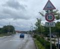 Archivbild: Wilhelm Amann
Die Geschwindigkeit bleibt für den Schwerlastverkehr auf zehn Stundenkilometer über den Bahnübergang begrenzt.